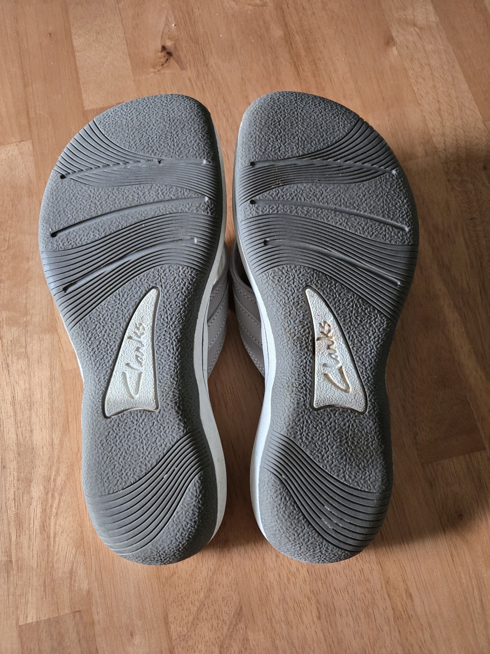 Clarks Cloudsteppers Light Gray Slip-On Sandals - Picture 2 of 3